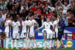 爱游戏tv-英格兰国家队在欧预赛中迎战挑战，展现战斗力