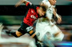 爱游戏官方-惊心动魄！足球比赛中的高潮瞬间