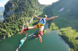 爱游戏体育-哈利伯顿点燃赛场，火箭末节带走深圳队