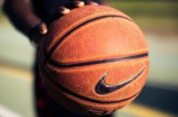 AYX体育赛事-从德里赫特的里程碑到玻利维亚的逆袭，体育精神如何跨越大陆共鸣