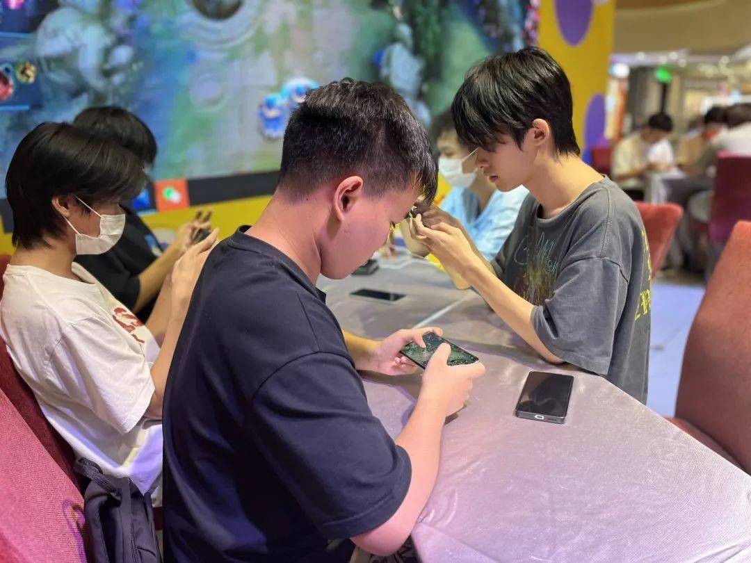 湖北对决：火爆对决引无数观众围观擂台之战的简单介绍