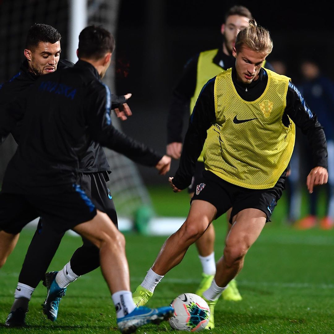 包含支支登比备战欧预赛，备受瞩目的词条