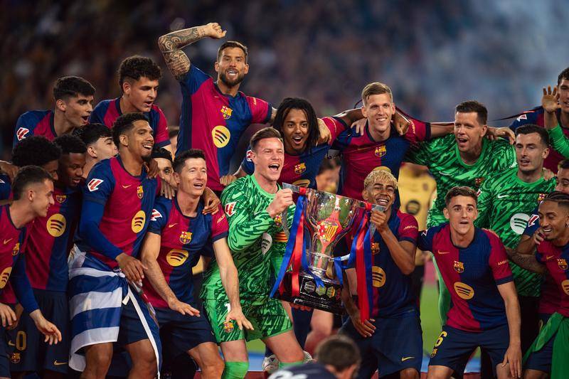 足球联赛战火重燃，球员全力以赴