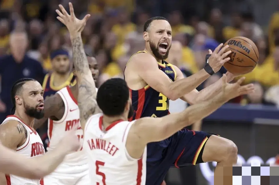 雄鹿完胜火箭，范弗利特点燃赛场