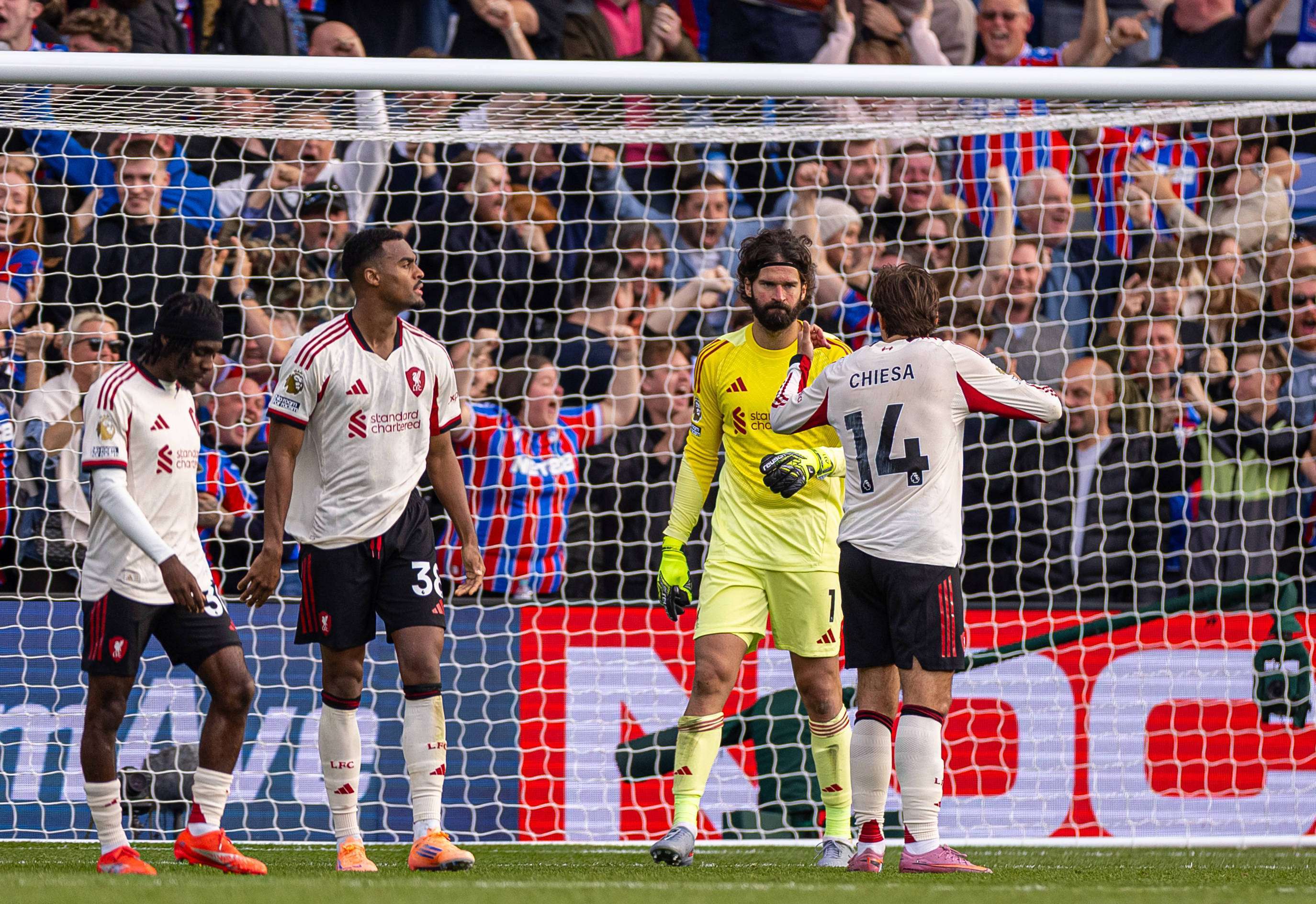 包含曼城再次大胜对手，连胜赛季已达场的词条