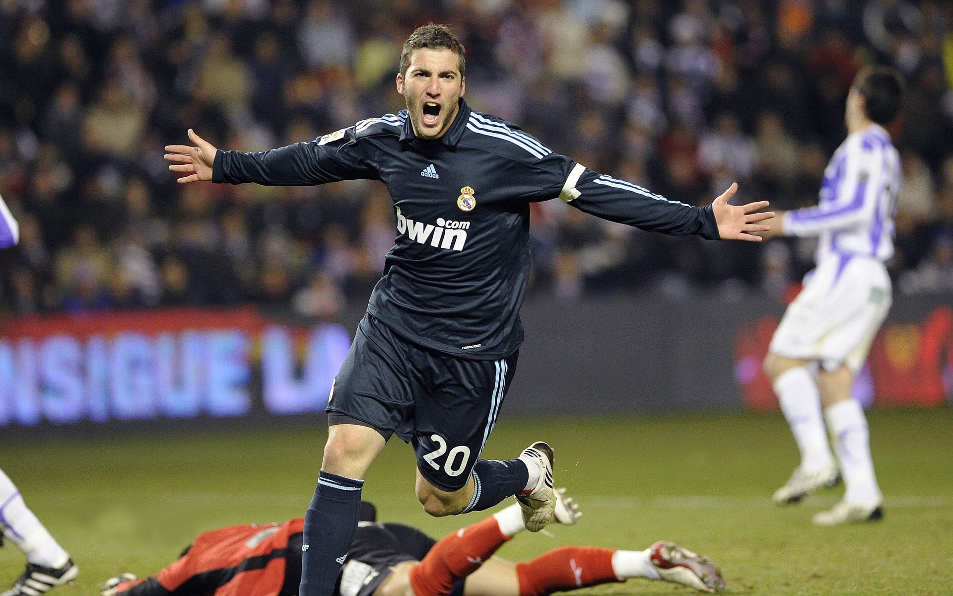 欧冠半决赛焦点战，英格兰硬仗取胜佛罗伦萨，钢铁意志铸就晋级之路